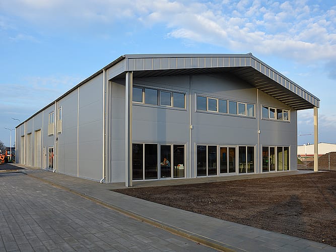 Kravas mašīnu serviss ar ofisu - Riga